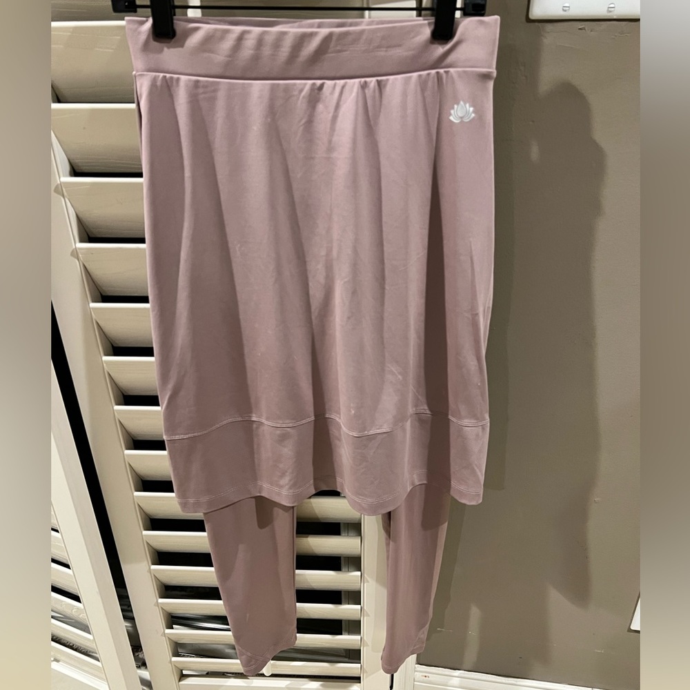 Snoga- Light pink, ankle length leggings, size small